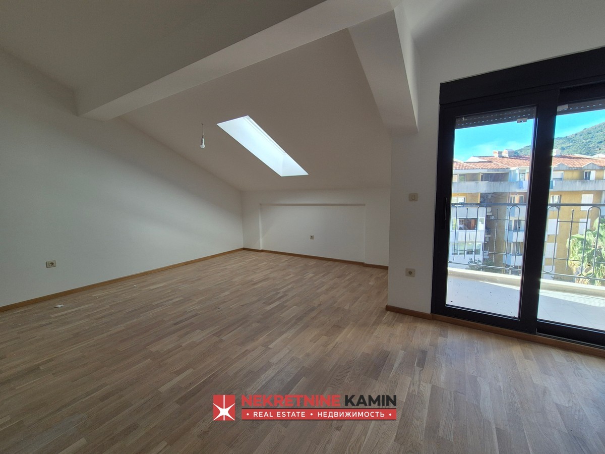 Prostran jednosoban stan 71m2 sa galerijom, Adok, Budva